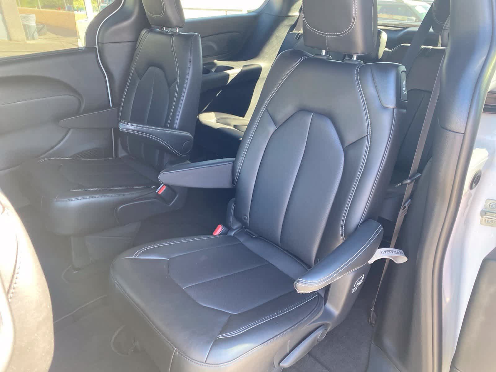 Used 2027 Chrysler Pacifica Select w/ Family Tech Group FWD image 12