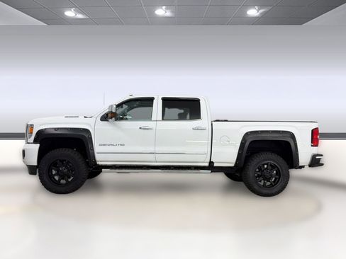 Used 2019 GMC Sierra 2500 Denali w/ Duramax Plus Package AWD/4WD image 2