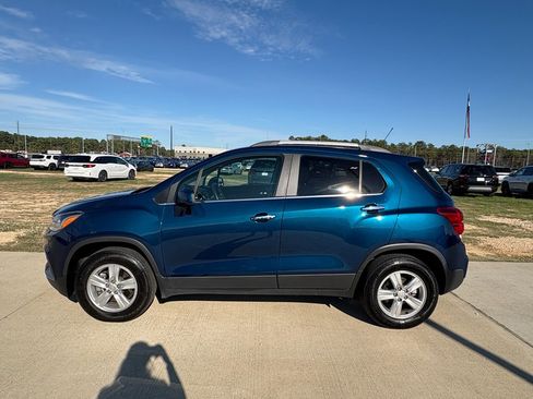 Used 2020 Chevrolet Trax LT w/ LT Convenience Package image 5