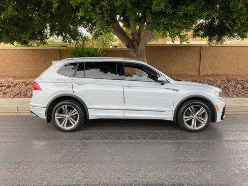 Used 2018 Volkswagen Tiguan SEL w/ R-Line Package image 8