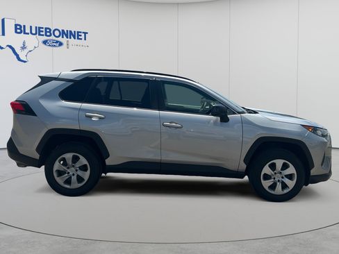 Used 2020 Toyota RAV4 LE FWD image 4
