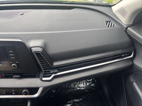 Used 2025 Kia Sportage LX FWD image 35