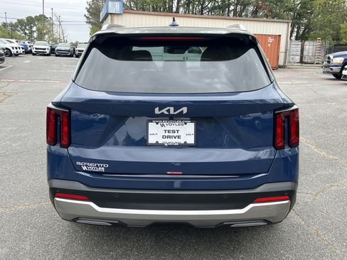 Used 2025 Kia Sorento S w/ Panoramic Sunroof Package image 6