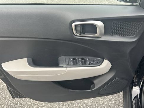 Certified 2025 Hyundai Venue SEL FWD image 11