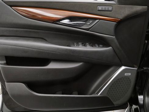 Used 2019 Cadillac Escalade Luxury w/ Escalade Sport Edition image 17