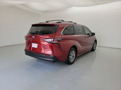 Used 2025 Toyota Sienna XLE w/ XLE Plus Package FWD image 5