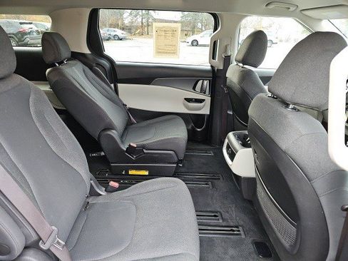 Used 2022 Kia Carnival LX image 16