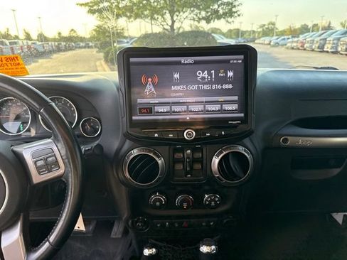 Used 2018 Jeep Wrangler Unlimited Sahara AWD/4WD image 15