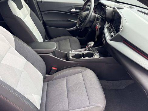 Used 2025 Chevrolet Trax RS FWD image 25