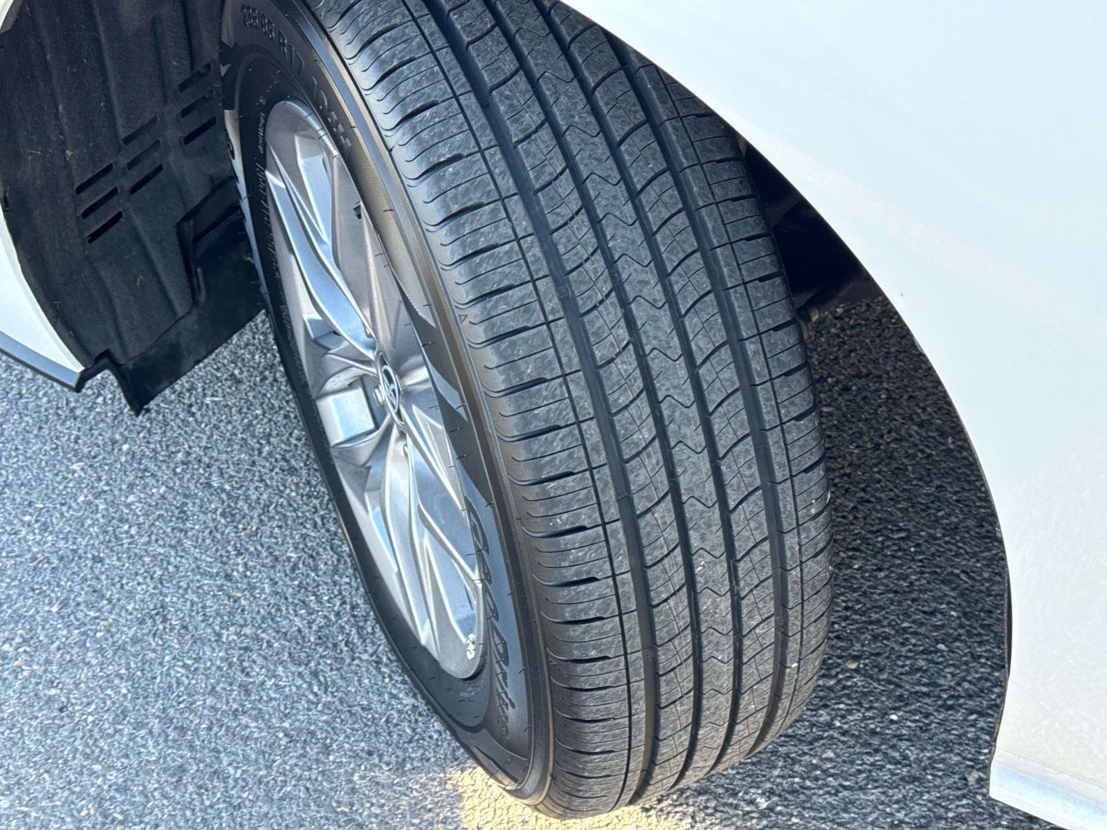 Used 2024 Toyota Sienna LE AWD/4WD image 9