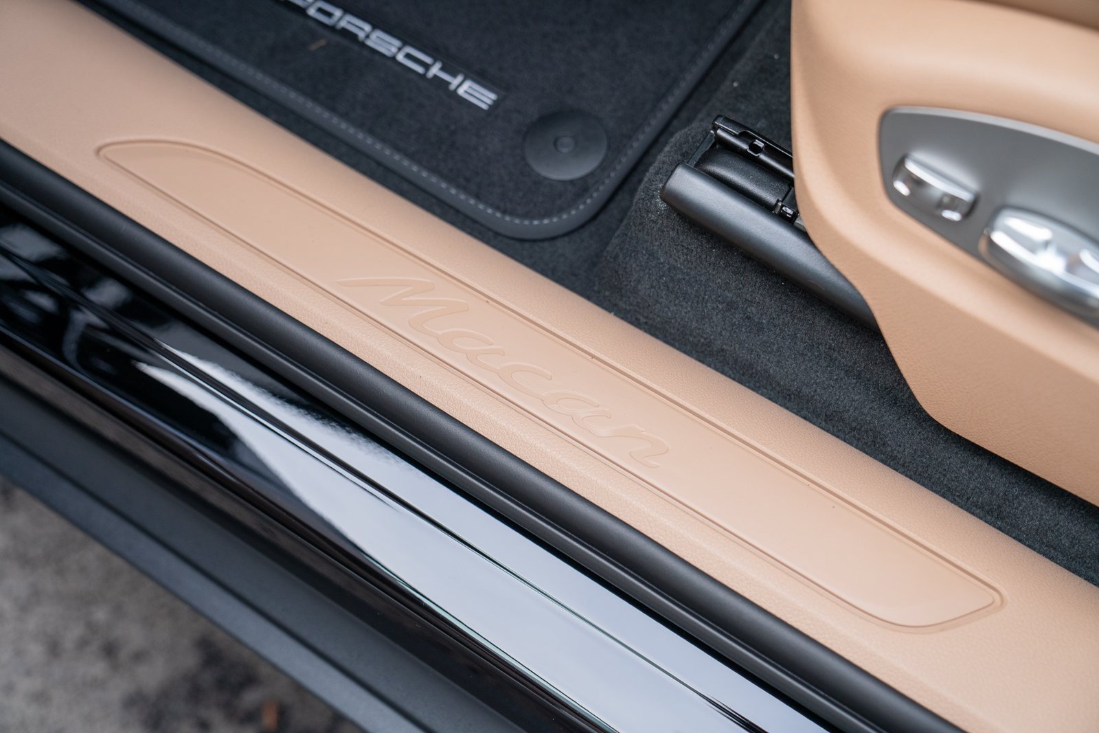 Certified 2026 Porsche Macan AWD/4WD image 12