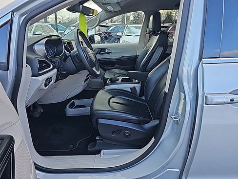 Used 2024 Chrysler Pacifica Touring-L image 9