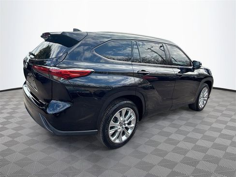 Used 2023 Toyota Highlander XLE image 6