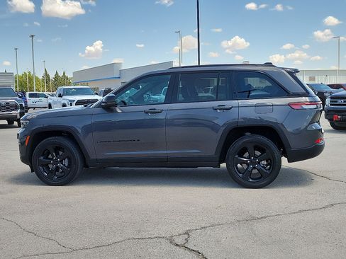 Used 2023 Jeep Grand Cherokee Altitude AWD/4WD image 2