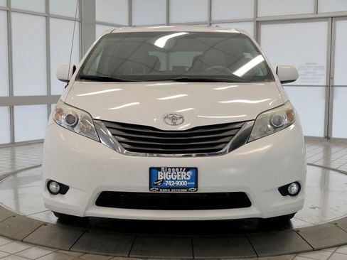 Used 2014 Toyota Sienna XLE image 3