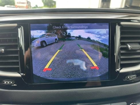 Used 2017 Chrysler Pacifica Touring FWD image 17