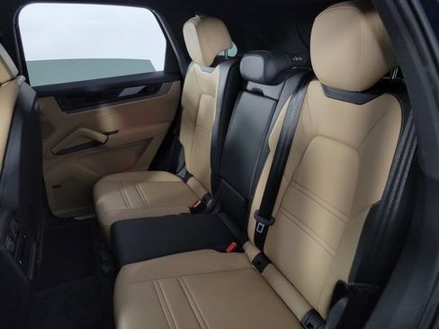 Used 2025 Porsche Cayenne AWD/4WD image 16