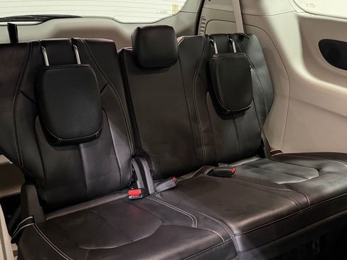 Used 2022 Chrysler Pacifica Touring-L w/ Uconnect Theater Family Group image 24