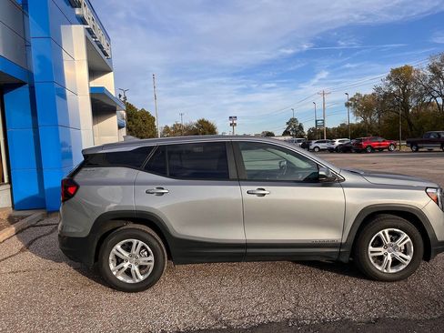 Used 2024 GMC Terrain SLE image 7