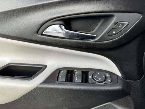 Used 2018 Chevrolet Equinox LS FWD image 21