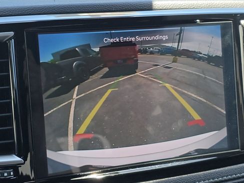Used 2024 Chrysler Pacifica Touring FWD image 9