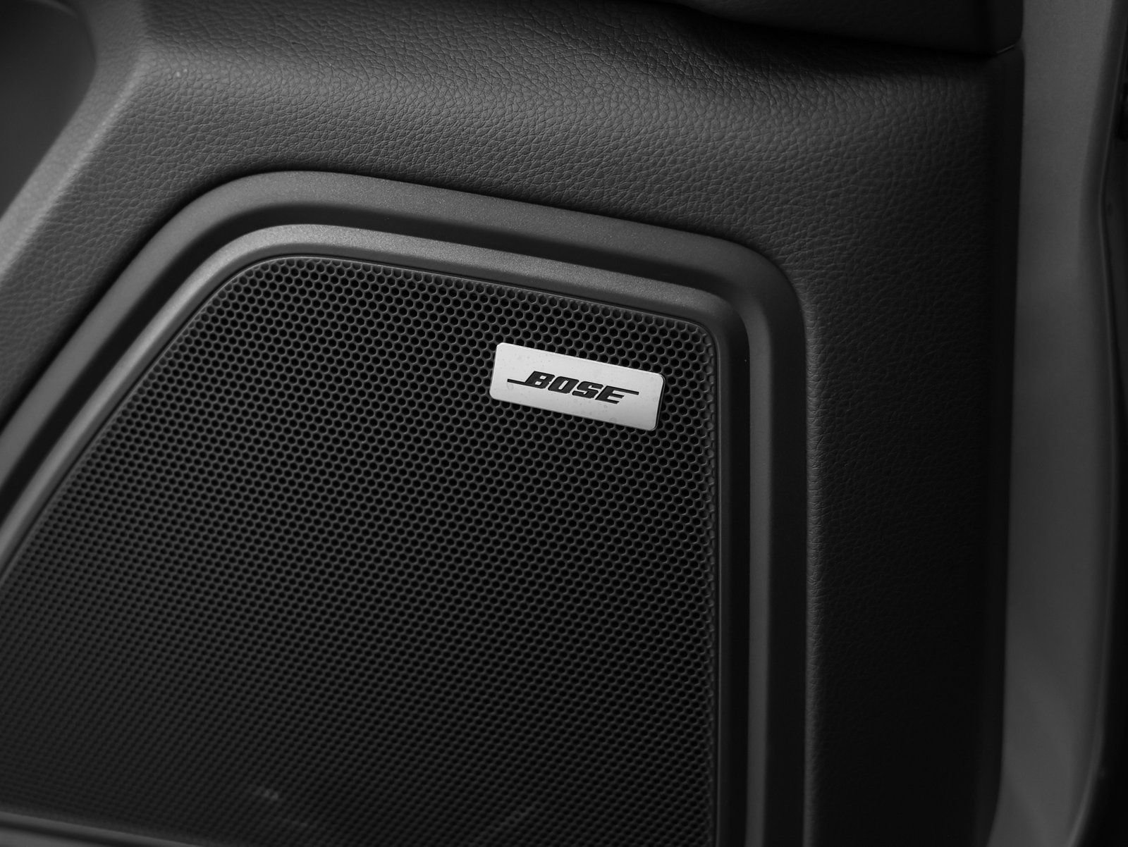 Certified 2025 Porsche Macan AWD/4WD image 36
