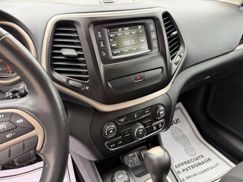 Used 2016 Jeep Cherokee Latitude w/ Cold Weather Group image 13