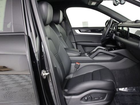 Certified 2025 Porsche Cayenne Coupe image 31