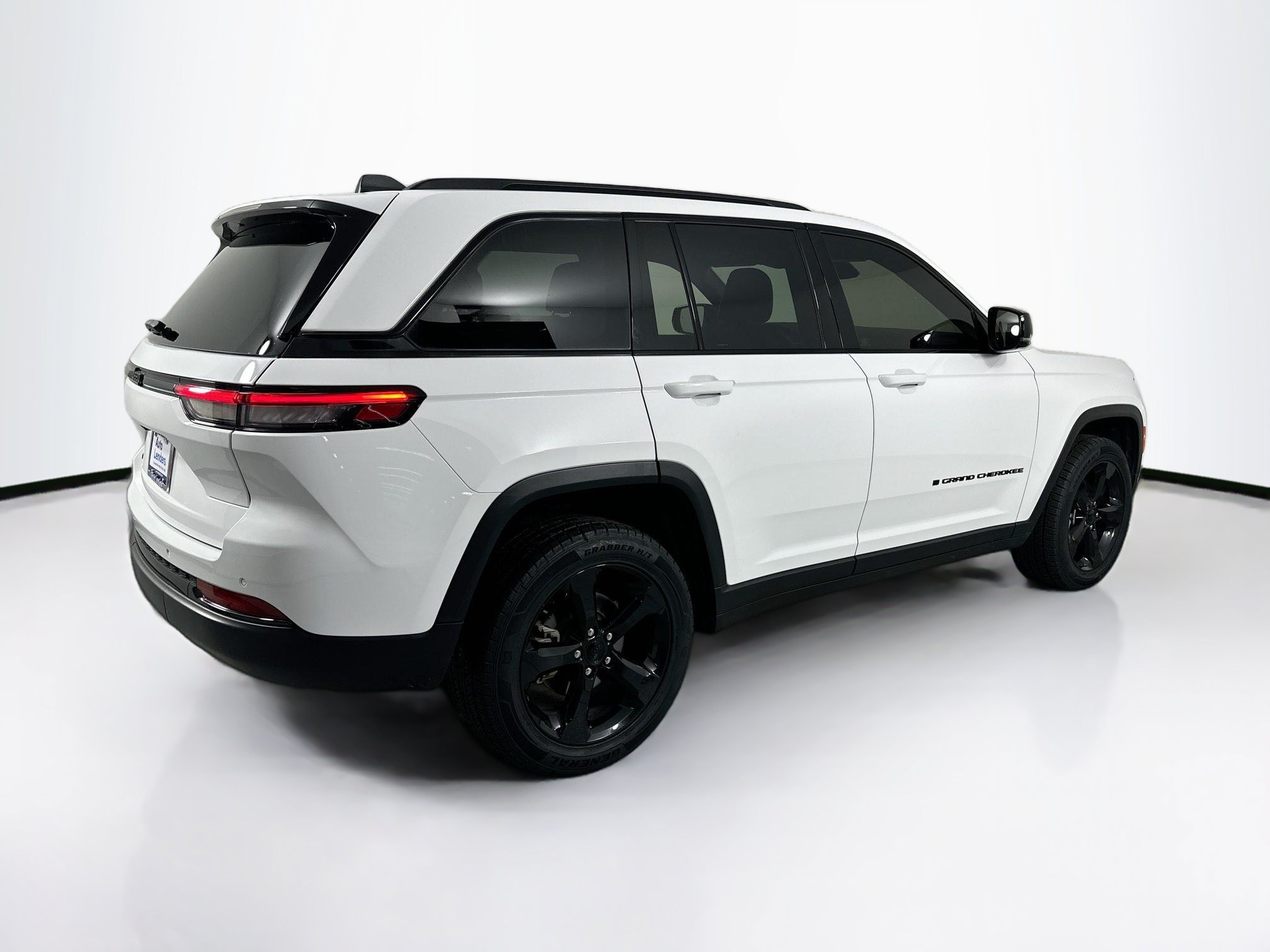 Used 2023 Jeep Grand Cherokee Altitude AWD/4WD image 5