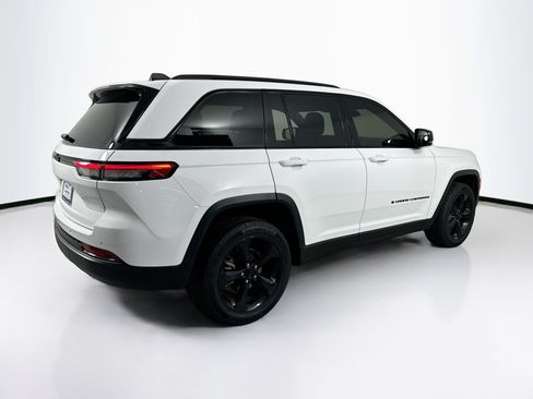 Used 2023 Jeep Grand Cherokee Altitude AWD/4WD image 5