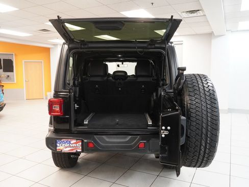 Used 2018 Jeep Wrangler Unlimited Sahara AWD/4WD image 9