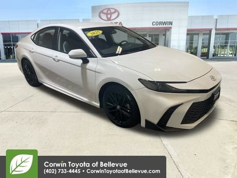 Used 2025 Toyota Camry SE image 1