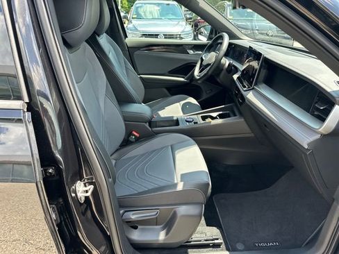 Certified 2025 Volkswagen Tiguan SE R-Line AWD/4WD image 38
