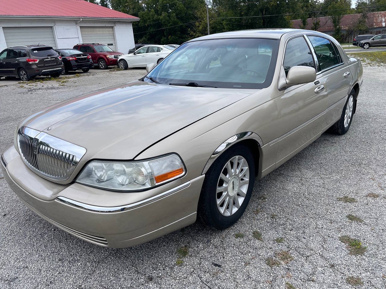 Used 2007 Lincoln Town Car Signature RWD image 3