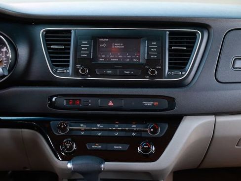 Used 2018 Kia Sedona L image 38