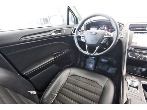Used 2018 Ford Fusion SE w/ Equipment Group 201A FWD image 7
