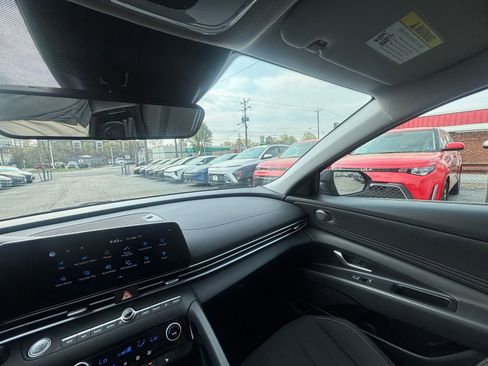Used 2025 Hyundai Elantra SEL image 38