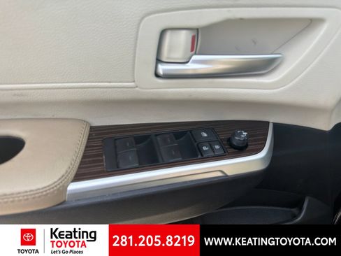Used 2024 Toyota Sienna XLE FWD image 13