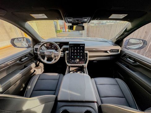 Used 2025 GMC Yukon XL Elevation image 4