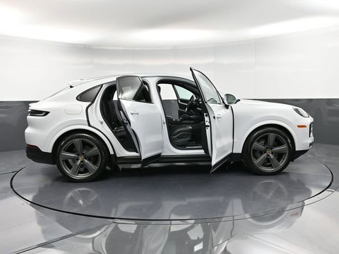 Certified 2024 Porsche Cayenne Coupe AWD/4WD image 36