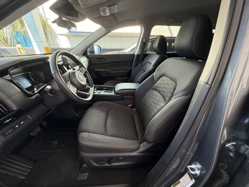 Used 2025 Nissan Pathfinder SV image 29