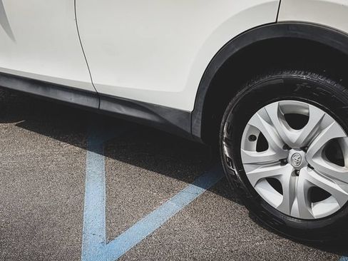 Used 2015 Toyota RAV4 LE FWD image 19