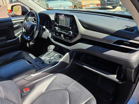 Used 2020 Toyota Highlander XLE image 14