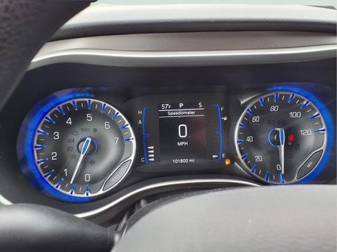 Used 2020 Chrysler Pacifica Touring w/ Tire & Wheel Group FWD image 14
