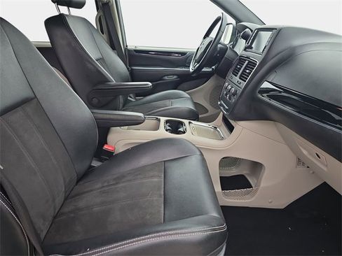 Used 2019 Dodge Grand Caravan SXT image 12