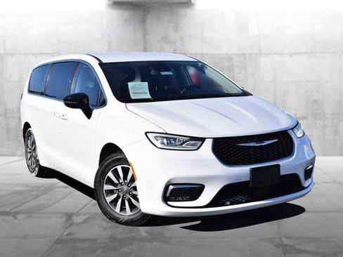 Used 2024 Chrysler Pacifica Select image 2