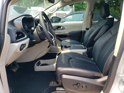 Used 2024 Chrysler Pacifica Limited FWD image 5