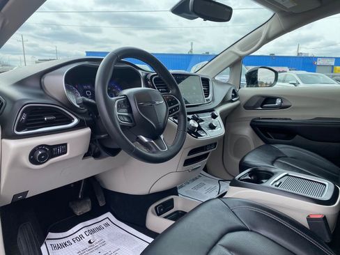 Used 2024 Chrysler Pacifica Touring-L image 8