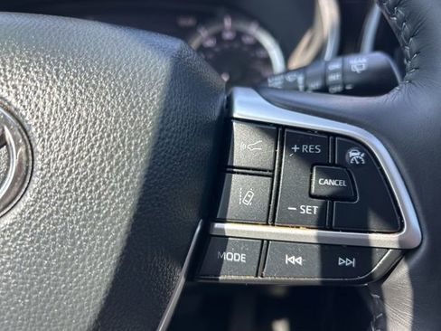 Used 2024 Toyota Highlander XLE FWD image 26