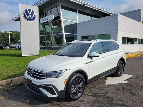 Certified 2024 Volkswagen Tiguan SE AWD/4WD image 1